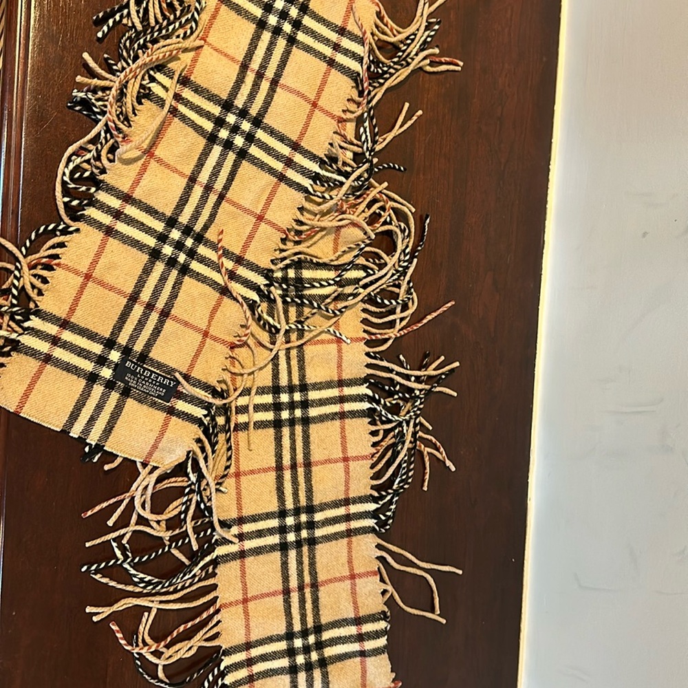 Classic Burberry scarf with fringes